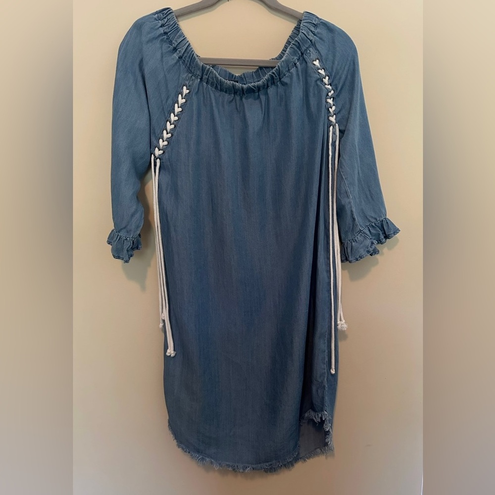 Chelsea & Theodore Denim Cold Shoulder
Dress- Size Small 3/4 sleeve
Size S